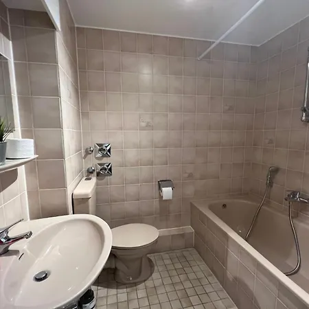 Apartman Schoenes Mit Balkon In Nahe Rheinauer 2 Og Mannheim